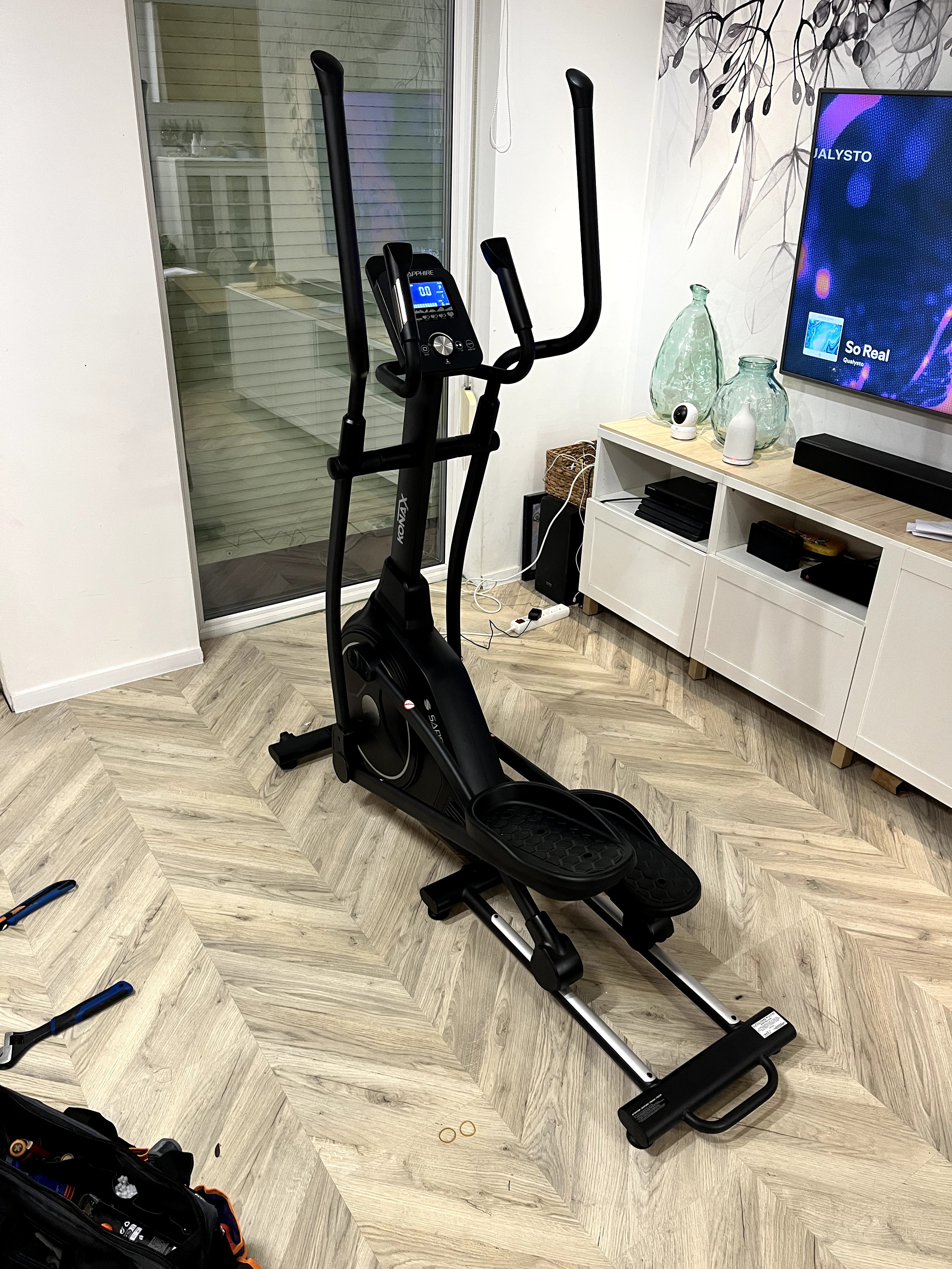 Technik Gymfix składa orbitrek w domu klienta we Wrocławiu